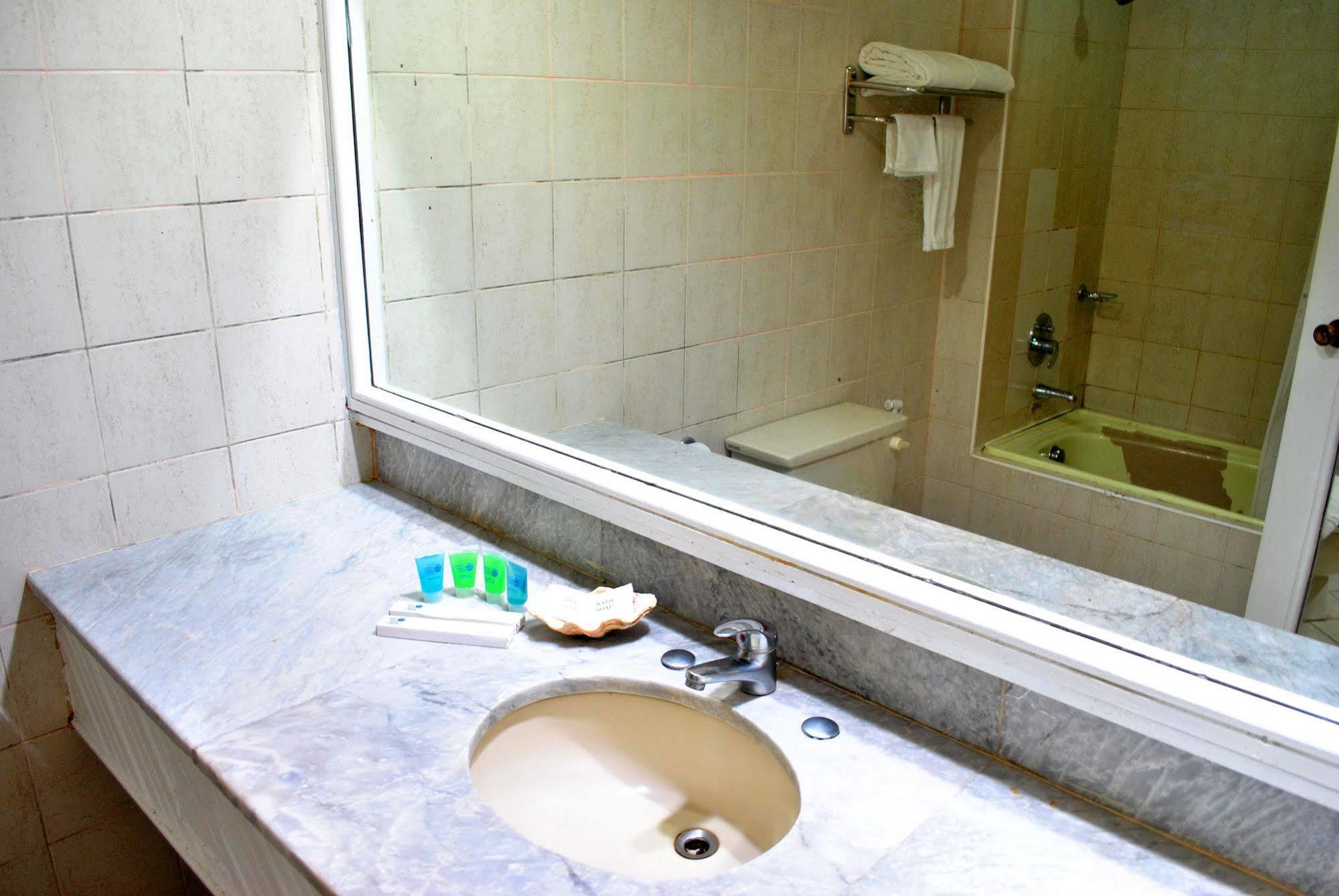 Leyte Park Resort Hotel Tacloban Ngoại thất bức ảnh